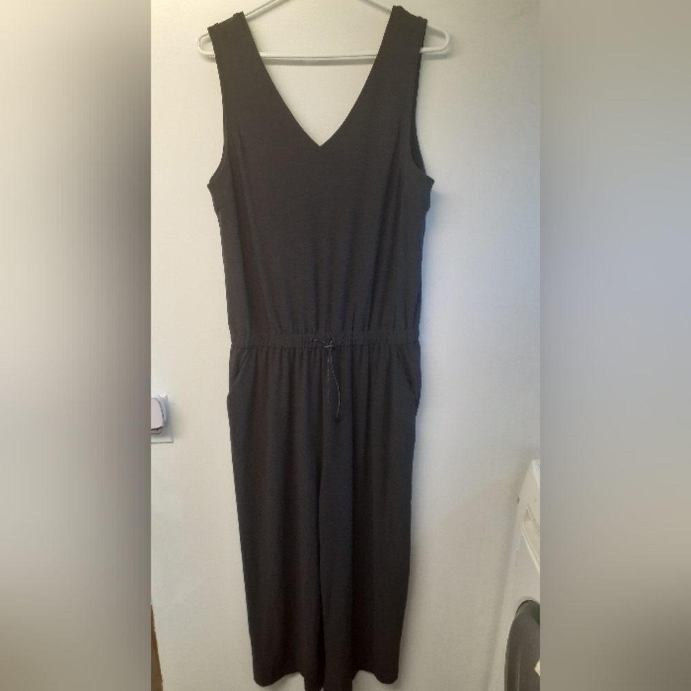Flowy charcoal gray sleeveless Old Navy jumpsuit - size large